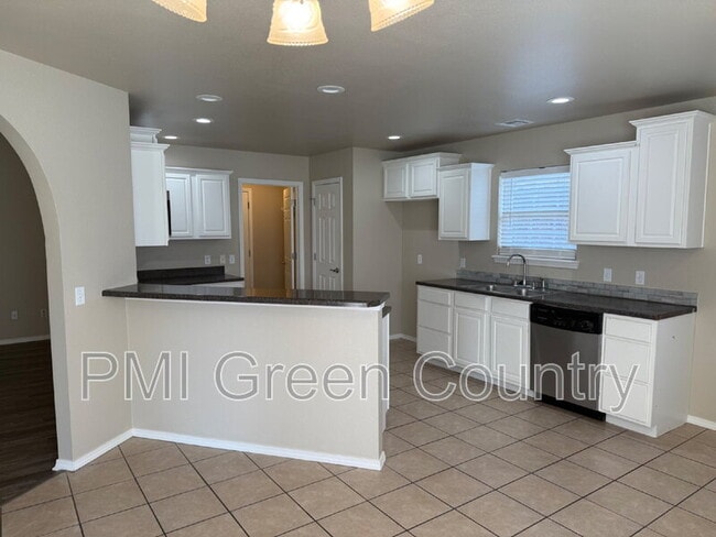 Building Photo - 402 W 125th St S