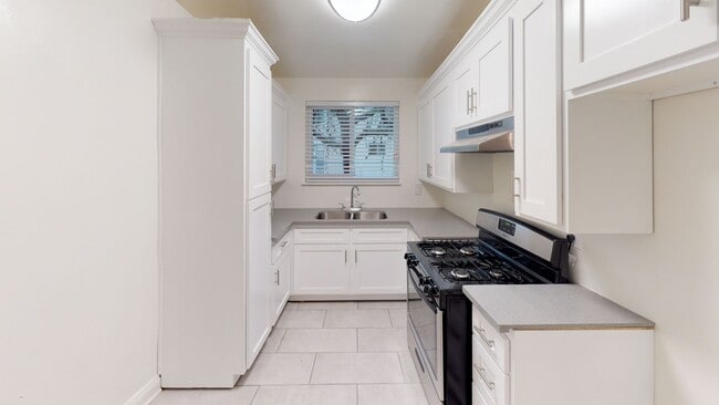 Building Photo - Reno Hoover Apartments..Beautiful, Spaciou...