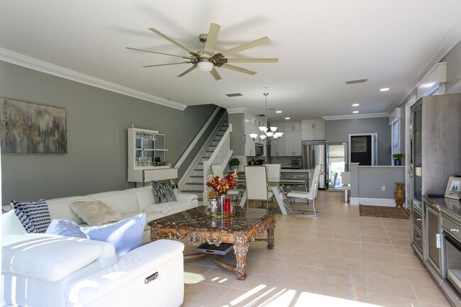 Building Photo - ***FULLY FURNISHED**ALL REMODELED **2 CAR ...