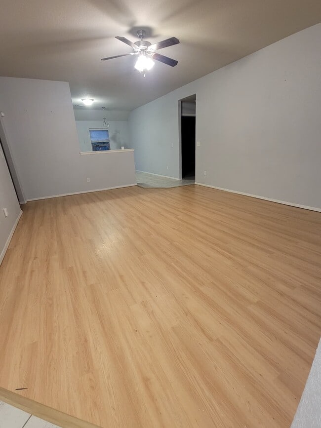 Building Photo - 904 SW Green World St