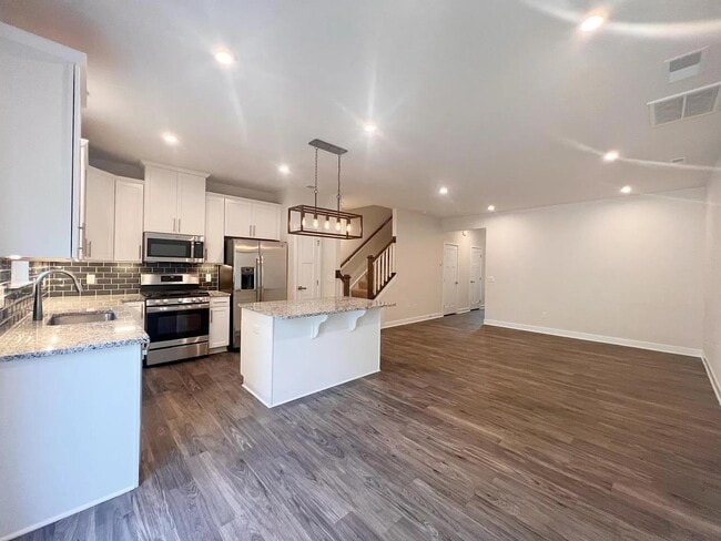 Building Photo - 131 Lilywood Ct