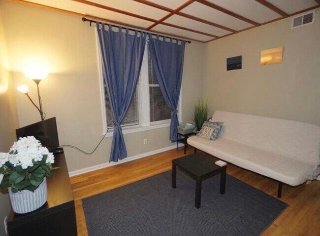 Foto del edificio - 2239 N Western Ave