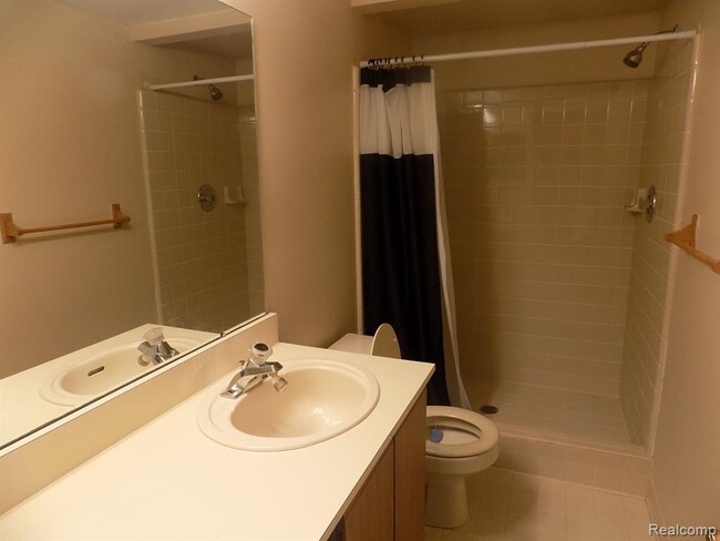 Building Photo - 1012 Country Club Dr