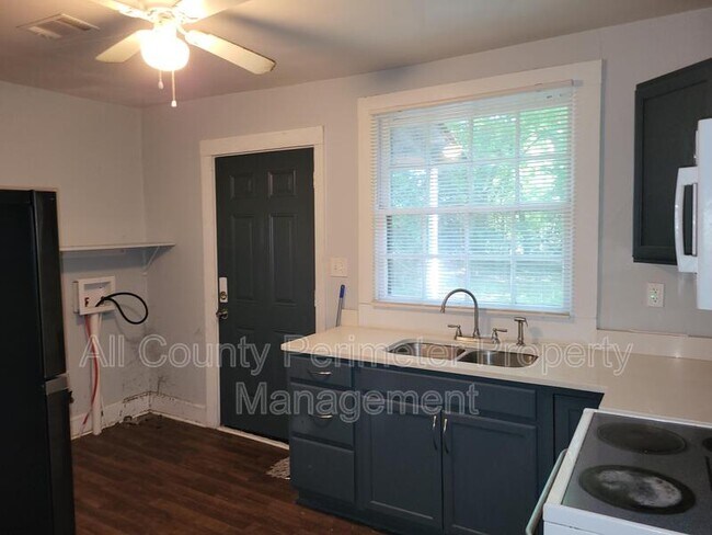 Building Photo - 925 Troupe St