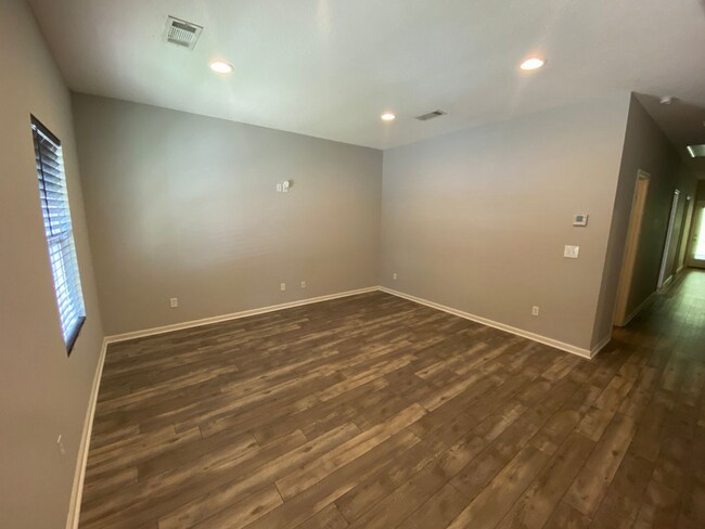 Building Photo - 406 Shady Pk Cv