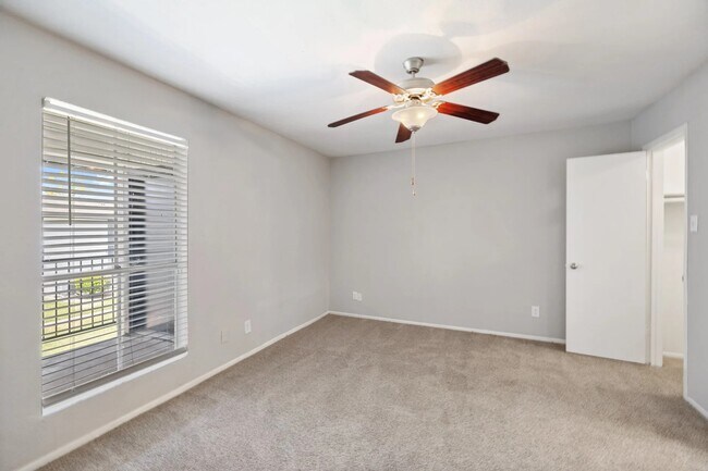 Foto del edificio - 10101 Forum Park Dr