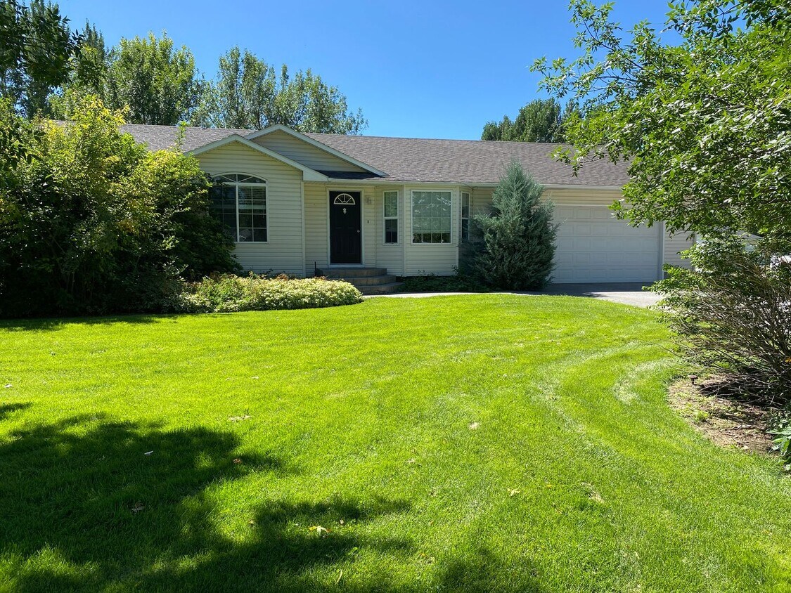 Foto principal - 5 bedroom / 3 bathroom Single Family Home