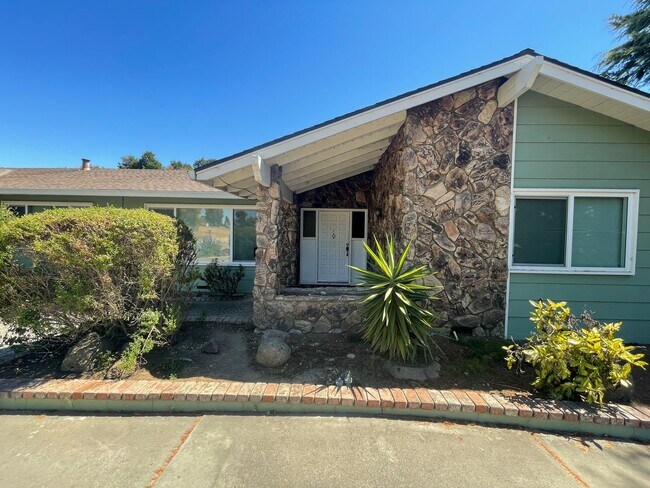 Building Photo - 3 Bed, 2.5 Bath Family Home