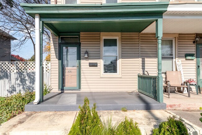 Building Photo - 306 W Simpson St