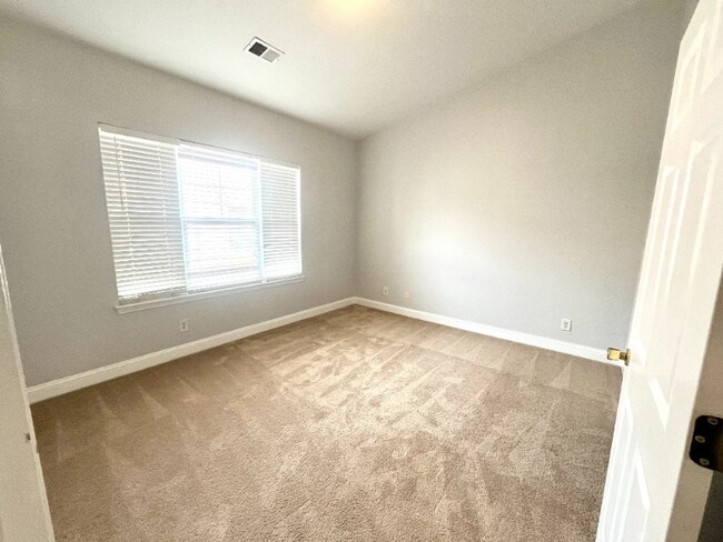 Building Photo - 111 Portsmith Dr