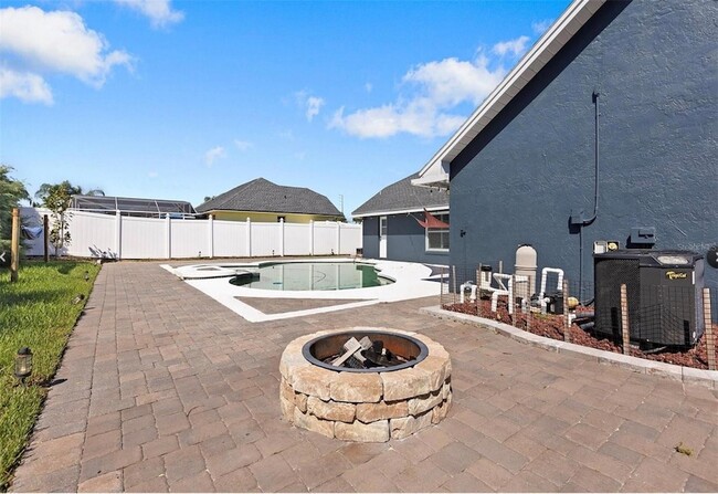 Building Photo - 5517 Loma Vista Dr E