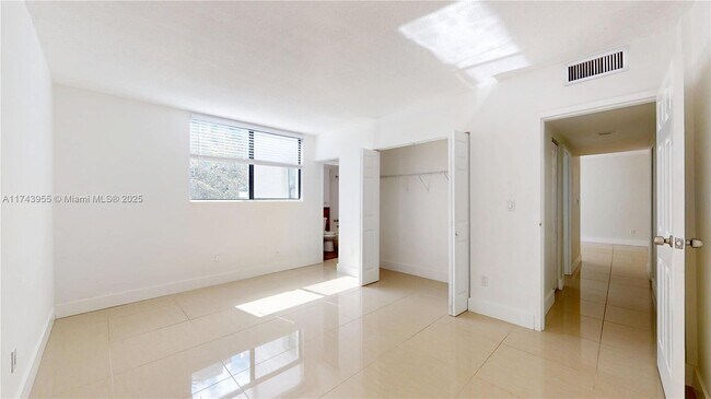 Building Photo - 2345 NE 135th St