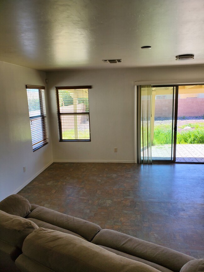Building Photo - 673 W Desert Blossom Dr