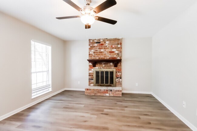 Foto del edificio - 3215 Birch Creek Dr