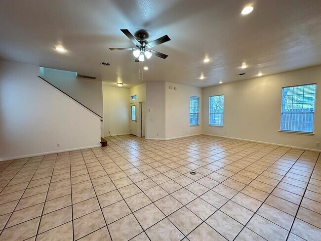 Building Photo - 606 E 54th St