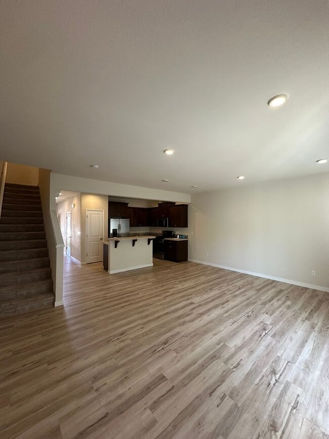 Building Photo - Newer Sherwood 3bd, 2.5ba Townhouse. Has A...