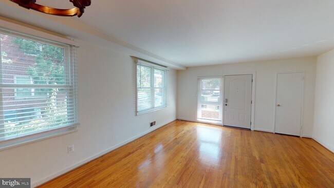 Building Photo - 16 E Taylor Run Pkwy