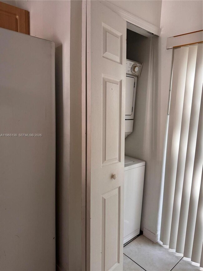 Building Photo - 2731 SE 17th Ave