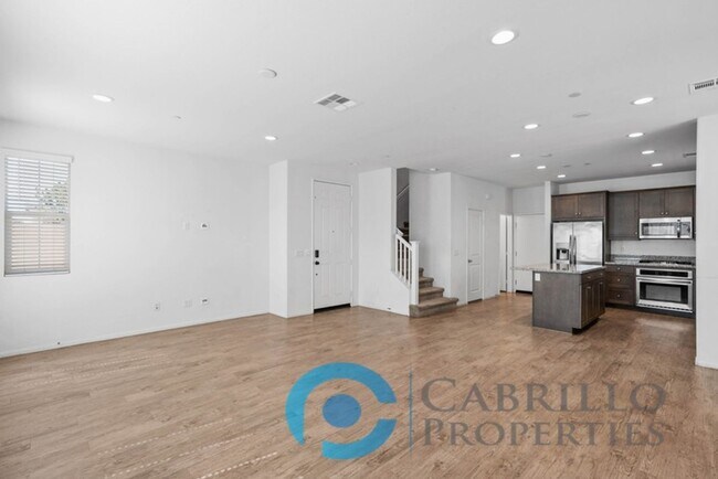 Foto del edificio - Spacious 3 bedroom Home w/2 car Garage in ...