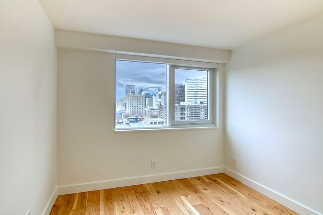 Building Photo - 3460 Rue Peel