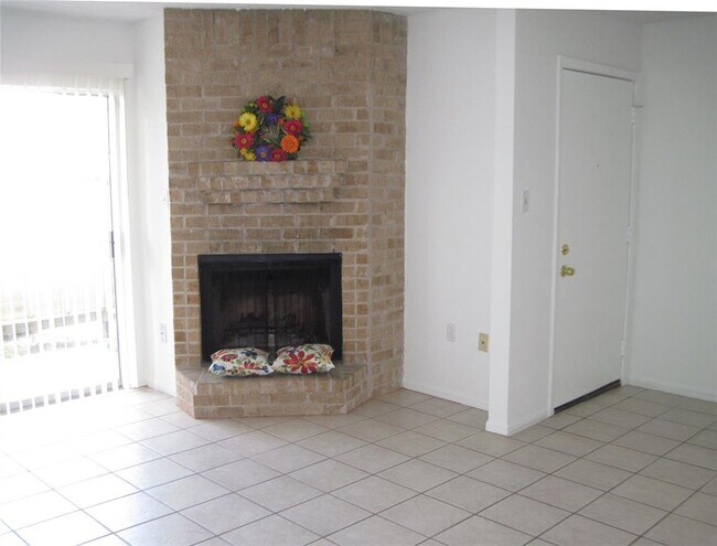 Foto del edificio - 250 El Dorado Blvd