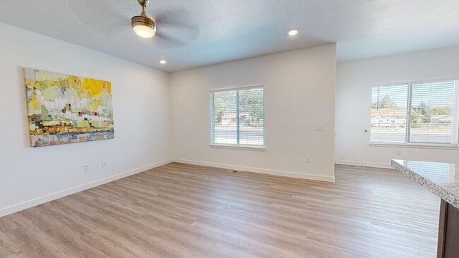 Foto del edificio - BEAUTIFUL 4-BEDROOM TOWNHOME FOR RENT