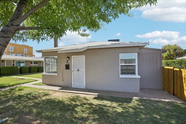 Foto del edificio - 2545 E Clarendon Ave