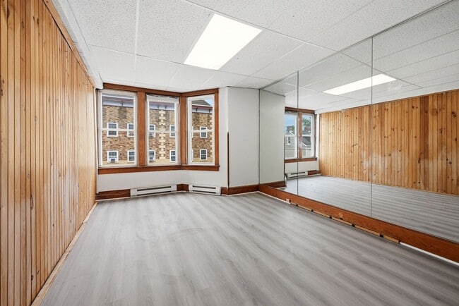 Building Photo - 348 N 6th St