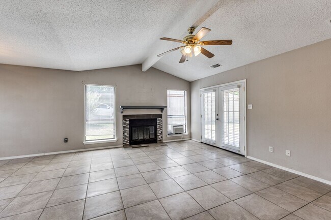 Building Photo - 3 Bedroom 2 Bath Home with Massive Fenced ...
