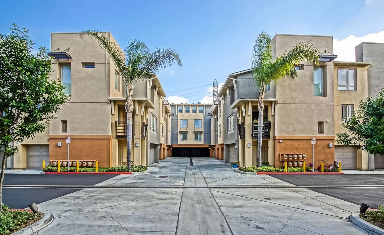 BRIGHT & PRIVATE, END CORNER UNIT, 2BR/2.5... - BRIGHT & PRIVATE, END CORNER UNIT, 2BR/2.5...