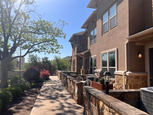 Foto del edificio - 13800 Lyndhurst St