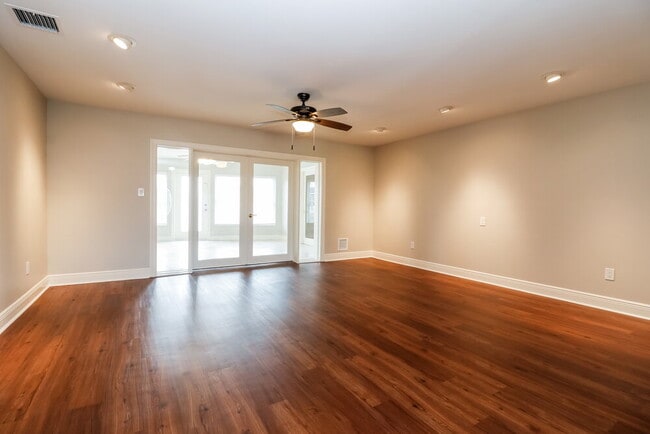 Building Photo - 2228 Treehaven Cir