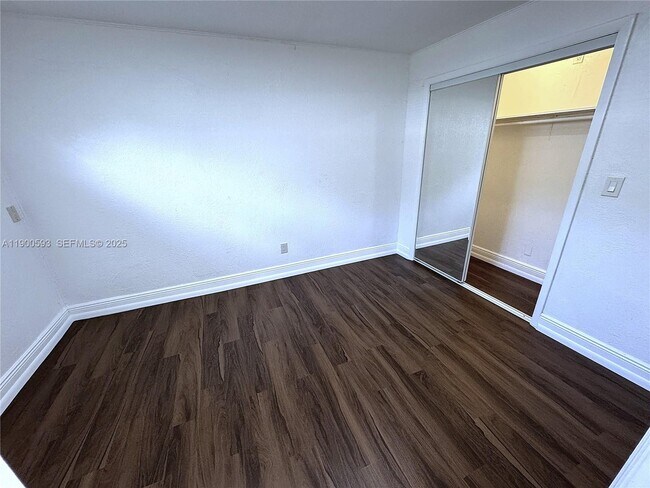 Foto del edificio - 1025 NW 7th Ave