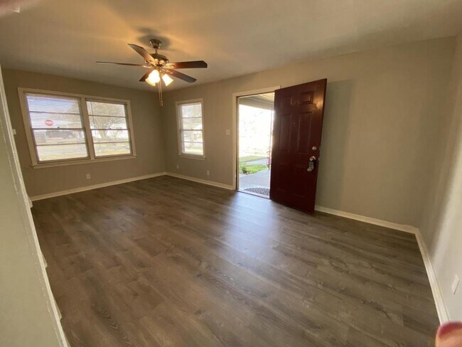 Building Photo - 425 Sulphur Springs