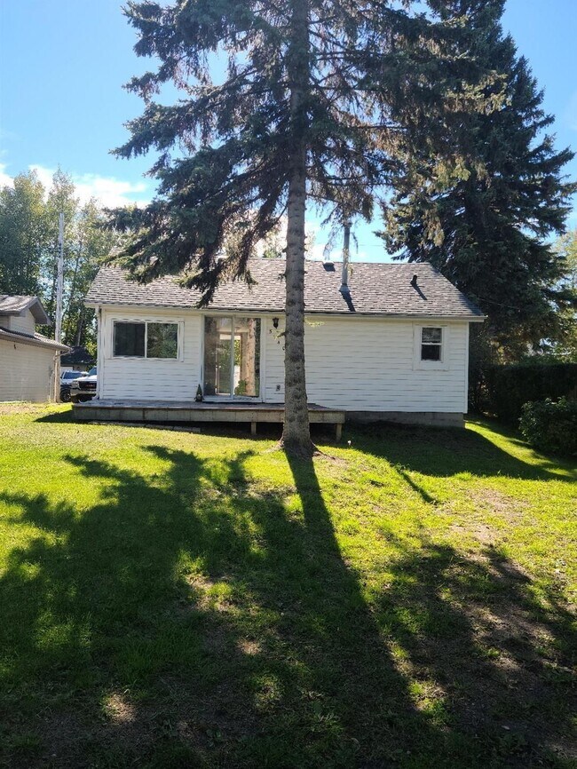 Photo du bâtiment - 2 Bed 1 Bath Unit in Sylvan Lake, AB