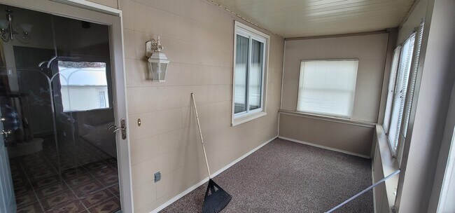Building Photo - 400 Catalpa St