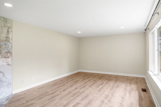 Foto del edificio - Beautifully updated 3 bed 3 bath Steilacoo...