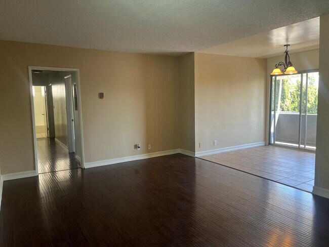 Foto del edificio - 6050 Whitsett Ave