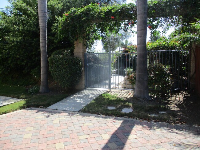 Building Photo - Calvera HIlls 2 bedroom 2 bath plus den To...