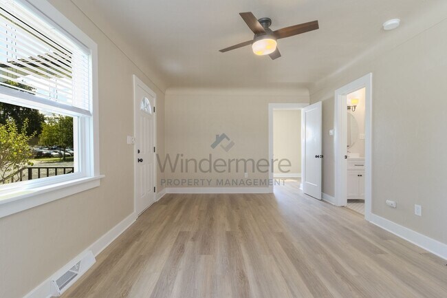 Building Photo - 208 S 8th Ave