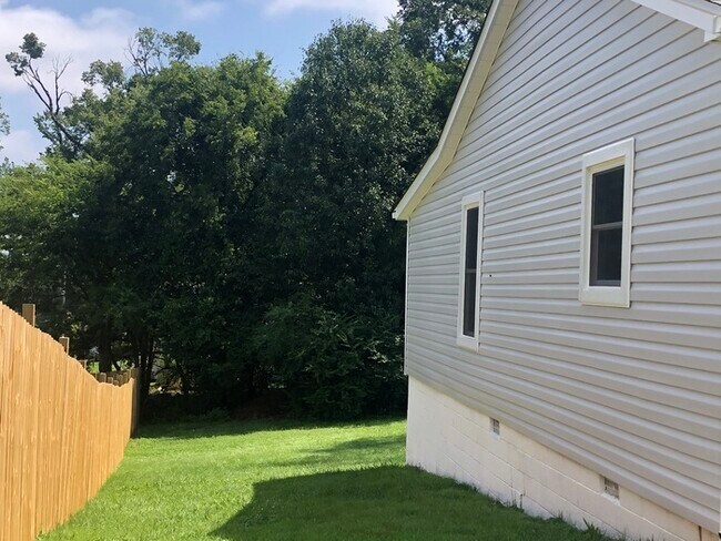 Foto del edificio - 126 Eden St NW