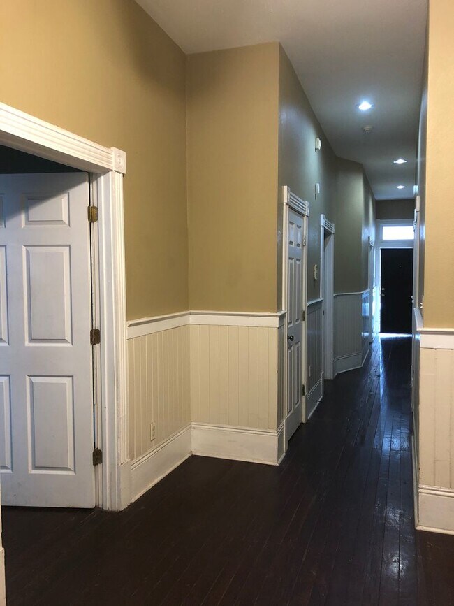 Building Photo - DOWNTOWN 3 BEDROOM!