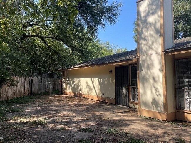 Building Photo - 5903 Harwill Cir