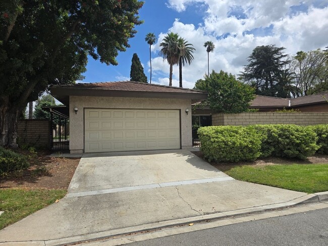 Victoria Neighborhood Single Story Home - Victoria Neighborhood Single Story Home
