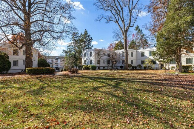 Building Photo - 2 Bedroom Country Club Manor Condo on N Elm