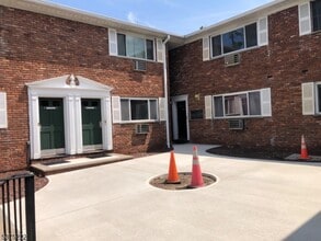 Building Photo - 104 N Beverwyck Rd