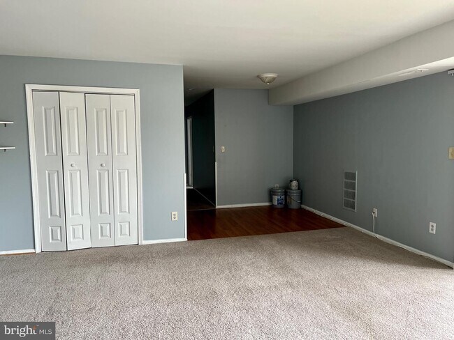 Building Photo - 7605 Fountainebleau Dr