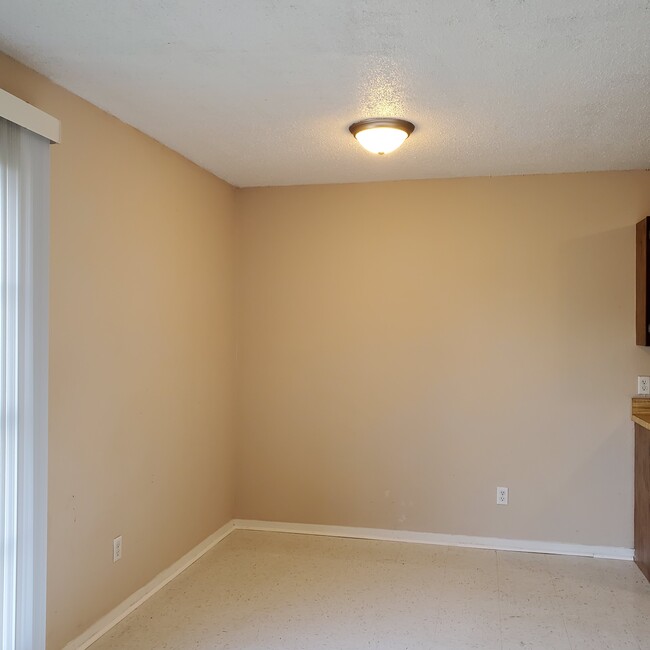 Dining Area - 1903 Jean St