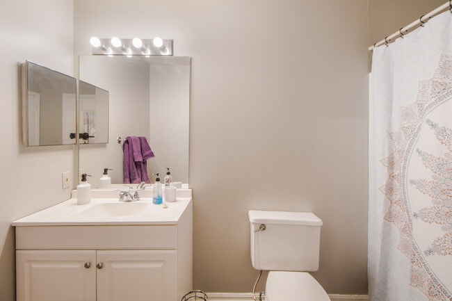 Baño - 1216 W Lafayette Ave