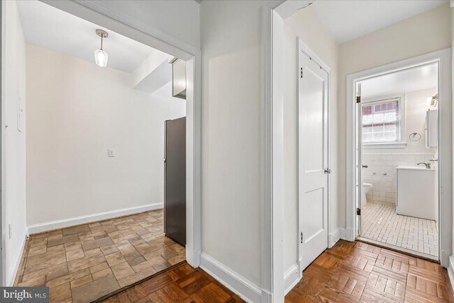 Foto del edificio - 4481 MacArthur Blvd NW